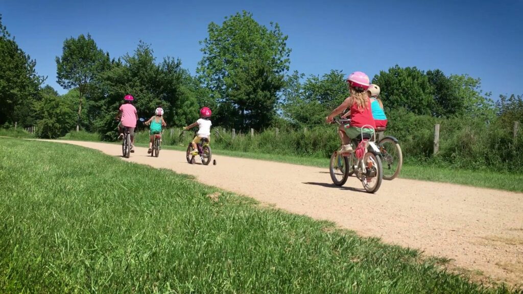 Groupe d'enfants pendant une balade à vélo au Mans à l'Arche de la nature