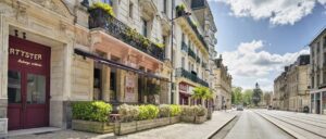 Façade et terrasse végétalisée de Artyster Le Mans auberge urbaine hôtel restaurant bar séminaire