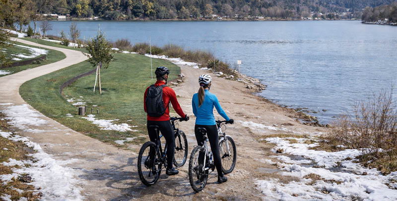 Cyclistes roulant le long du lac d’Aydat lors d’une balade à vélo près de Clermont-Ferrand
