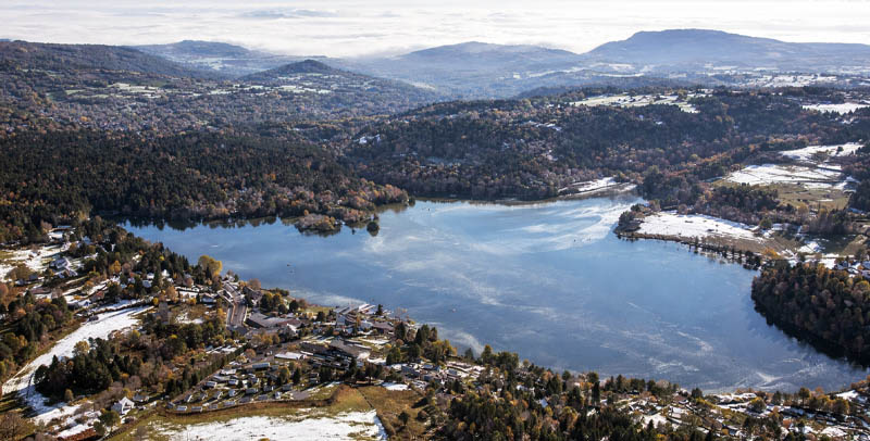 Vue aérienne du lac d’Aydat en hiver avec paysages volcaniques près de Clermont-Ferrand