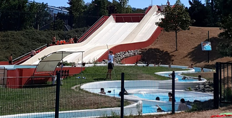 Toboggans et bassins extérieurs du Centre Aquatique des Atlantides au Mans, un espace idéal pour se rafraîchir en famille pendant l'été.