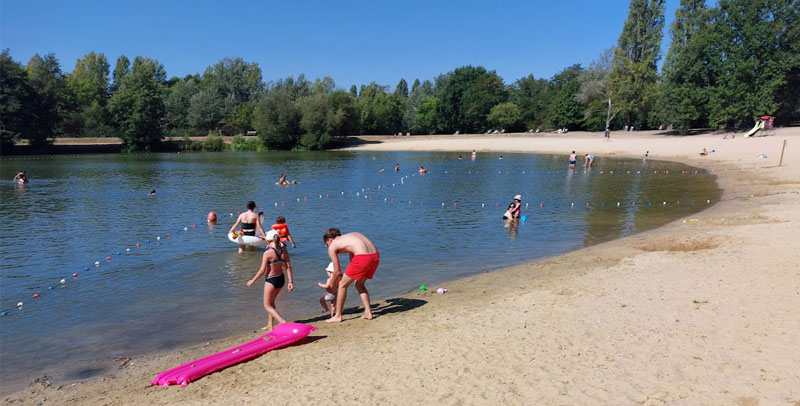 Plage de sable et zone de baignade surveillée au Domaine du Houssay à Spay, près du Mans, idéale pour se rafraîchir en famille pendant l'été.