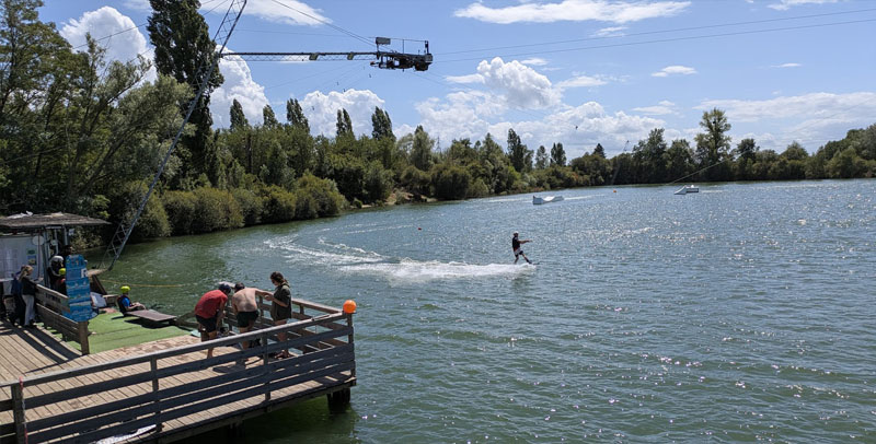 Wakeboard sur le plan d'eau de Wake Paradise à Spay, près du Mans, une activité nautique idéale pour se rafraîchir pendant l'été.